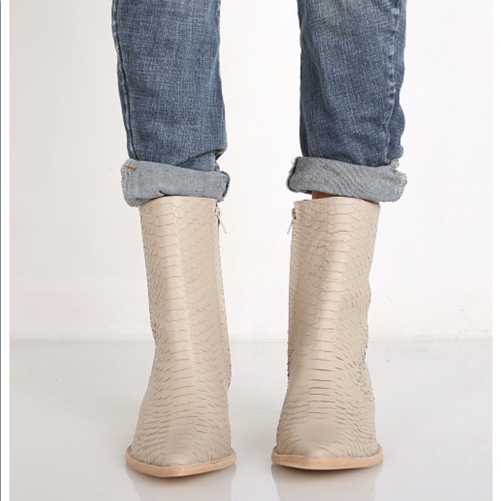Matisse Cady Ivory Snake Bootie Size 9 worn once - Picture 2 of 7